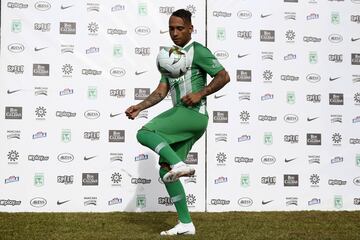 Atlético Nacional presentó al volante Jarlan Barrera en su sede deportiva de Guarne. El jugador es el tercer refuerzo del club y se une a los trabajos con Juan Carlos Osorio nuevo estratega del equipo 'verdolaga'. 