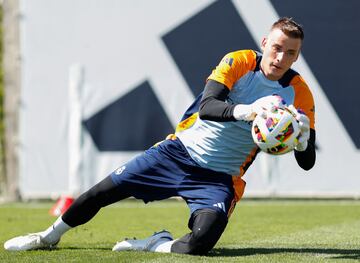 Lunin acortó sus vacaciones y comenzó la pretemporada blanca desde el día uno, este lunes.