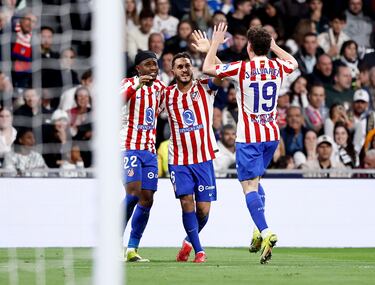 El Atlético celebra el tanto que rompe el equilibrio del derbi, un gol que llega después de que el Madrid hubiera tenido varias ocasiones claras sin acierto.