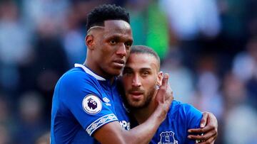 Yerry Mina celebrando el gol de Cenk Tosun en el empate de Everton ante Tottenham por Premier League.