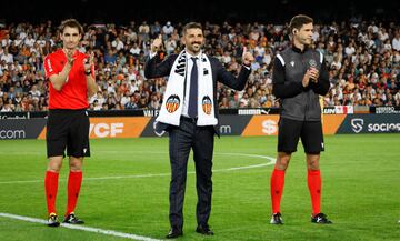 David Villa en el césped de Mestalla.