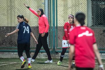 En abril, el comité de árbitros de la Asociación de Fútbol de Egipto permitió a Atalla y su colega Pousy Said oficiar un partido en las ligas de segunda y tercera división. El progreso allana el camino para permitir que las mujeres participen en la primera liga masculina. Pero a medida que las árbitras están luchando para ganar más terreno, algunas jugadoras se oponen a su presencia e incluso envían objeciones a la Federación. En la foto, Hanan Hassan.