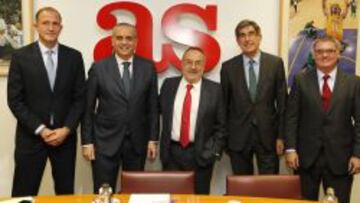 CUMBRE EN AS. Chus Bueno (NBA), José Luis Sáez (Federación Española), Alfredo Relaño, Jordi Bertomeu (Euroliga) y Francisco Roca (ACB).