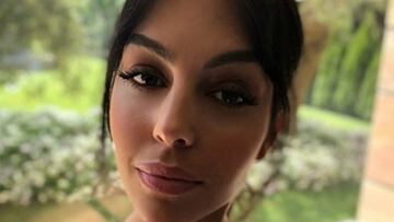 Georgina Rodríguez en un primer plano con un jardín de fondo