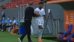 El desaire de figura del Santos a Holan: insulto y mano estirada