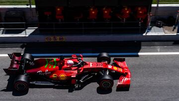 Leclerc con el Ferrari en Barcelona.