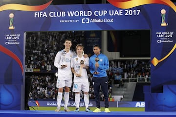 Diciembre de 2017. El Real Madrid gana el mundial de clubes al Gremio de Porto Alegre de Brasil tras vencer 1-0 en la final celebrada en Abu Dhabi. En la imágen, Cristiano Ronaldo balon de oro, Modric balon de plata y Jontahan Urretaviscaya del Pachuca Cf balon de bronce.