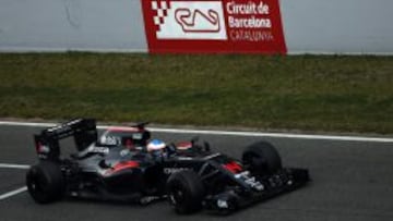 Fernando Alonso con el McLaren en Barcelona.