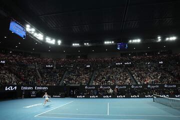 Paula Badosa golpea una bola durante su partido de semifinales ante Aryna Sabalenka.