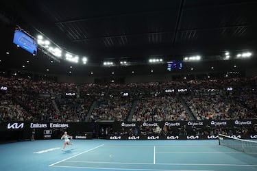 Paula Badosa golpea una bola durante su partido de semifinales ante Aryna Sabalenka.