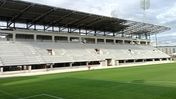 Operarios del club pintan las líneas del césped de Anduva.