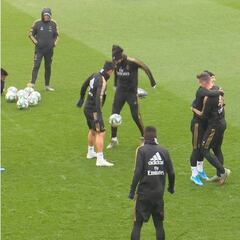 Real Madrid: Modric nutmegs Jovic, says sorry with a hug