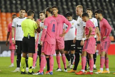 Antes del parón, visitaba el Madrid a un Valencia a la baja. Pero quedó claro que Mestalla nunca alberga duelos sencillos para los blancos, que se adelantaron con gol de Benzema, pero acabaron goleados gracias a tres tantos de Soler, los tres desde el punto de penalti, y un autogol de Varane. Gil Manzano desoyó las quejas blancas, sobre todo por una falta sobre Asensio previa a uno de los penaltis; el Madrid acabó desquiciado...