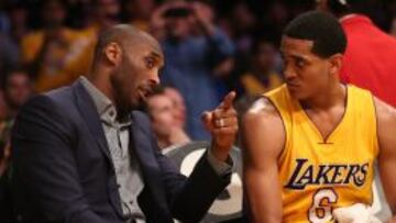 Kobe Bryant habla con Jordan Clarkson.