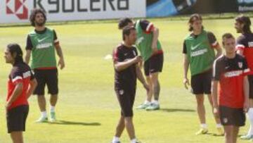 Simeone da órdenes a sus jugadores durante el entrenamiento de ayer en el Cerro del Espino.