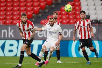 Benzema dispara a puerta entre varios jugadores del Athletic.