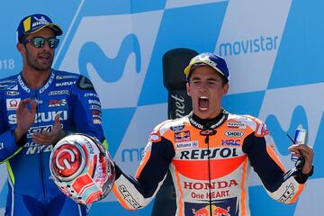 M芍rquez celebrando su victoria en el podio del Gran Premio de Arag車n.