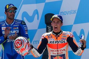 Márquez celebrando su victoria en el podio del Gran Premio de Aragón. 