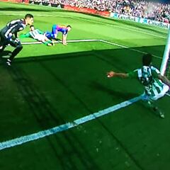 El árbitro se equivocó y no concedió un autogol del Betis