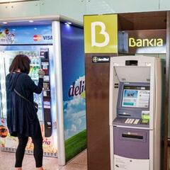 Los cambios de los cajeros de Bankia por la fusión con CaixaBank: ¿cómo afecta a los clientes?