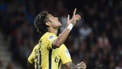 Paris Saint-Germain&#039;s Brazilian forward Neymar celebrates after scoring a goal during the French L1 football match Paris Saint-Germain (PSG) vs En Avant Guingamp (EAG) at the Roudourou stadium in Guingamp on August 13, 2017. / AFP PHOTO / JEAN-SEBASTIEN EVRARD