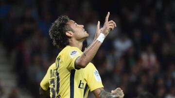 Paris Saint-Germain's Brazilian forward Neymar celebrates after scoring a goal during the French L1 football match Paris Saint-Germain (PSG) vs En Avant Guingamp (EAG) at the Roudourou stadium in Guingamp on August 13, 2017. / AFP PHOTO / JEAN-SEBASTIEN EVRARD