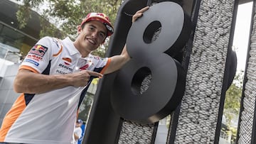 M&aacute;rquez posando con un 8, su n&uacute;mero de t&iacute;tulos.