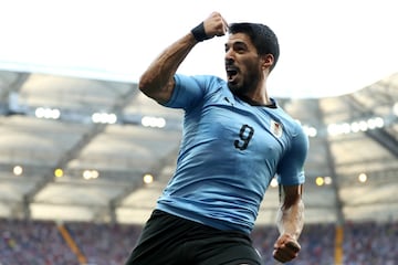 Su¨¢rez se convirti¨® en 2018 en el primer jugador uruguayo en alcanzar la cifra de 50 goles anotados con su selecci¨®n. La camiseta celeste, que cuenta con dos Mundiales y dos t¨ªtulos de campe¨®n ol¨ªmpico, tiene en la figura del delantero rojiblanco a una de sus mejores bazas ofensivas. El charr¨²a ha prolongado en el tiempo el legado de otros grandes atacantes uruguayos como Scarone, H¨¦ctor Castro, Schiaffino, Pedro Rocha, Fernando Morena, Alzamendi, Enzo Francescoli, Rub¨¦n Sosa, Rub¨¦n Paz, ?lvaro Recoba y Diego Forl¨¢n, por citar a algunos hist¨®ricos.