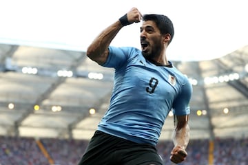 Suárez se convirtió en 2018 en el primer jugador uruguayo en alcanzar la cifra de 50 goles anotados con su selección. La camiseta celeste, que cuenta con dos Mundiales y dos títulos de campeón olímpico, tiene en la figura del delantero rojiblanco a una de sus mejores bazas ofensivas. El charrúa ha prolongado en el tiempo el legado de otros grandes atacantes uruguayos como Scarone, Héctor Castro, Schiaffino, Pedro Rocha, Fernando Morena, Alzamendi, Enzo Francescoli, Rubén Sosa, Rubén Paz, Álvaro Recoba y Diego Forlán, por citar a algunos históricos. 