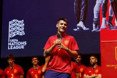El delantero de la Selección española de fútbol Álvaro Morata dando un discurso de agradecimiento al público reunido en el Wizink Center.