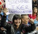 Iker Casillas, vitoreado por los hinchas del Madrid en Cornellá