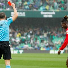 Nico Williams se autoexpulsa en Sevilla