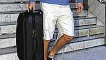 <B>AS LE CAZÓ.</B> Coloccini, ayer, al abandonar su hotel en Madrid.