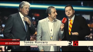 Durante una escena de 'Torrente 5', el presentador de El Chiringuito de Jugones entrevista a los entrenadores de las selecciones que jugaban la final del Mundial, D'Alessandro, por Argentina y Tomás Roncero de la catalana. En la imagen se ve al subdirector de AS con una corbata con los colores de la bandera de Cataluña.