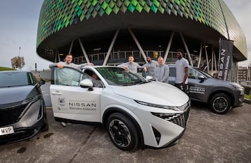 Jugadores del Bilbao Basket, en uno de sus nuevos coches