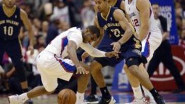 Chris Paul (Los Angeles Clippers) ante Brian Roberts (New Orleans Pelicans).