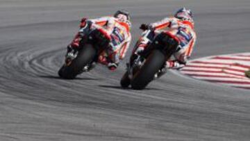 Márquez rodando por delante de Pedrosa en Sepang.
