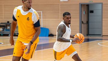 Xavier Rathan-Mayes, con Edy Tavares, en un entrenamiento del Real Madrid.