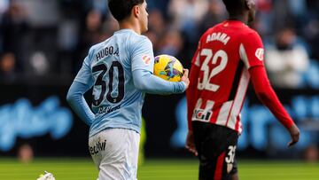 Hugo Álvarez corre con el balón en la mano tras marcar gol contra el Athletic en Balaídos.