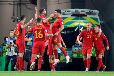 Los jugadores de España celebrando el gol de Marco Asensio, el segundo que sube en el marcador para España contra Costa Rica. 
