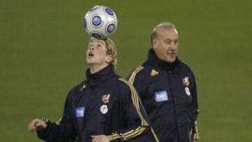 <b>GOL ASEGURADO.</b> El seleccionador nacional de fútbol, Vicente Del Bosque, ensayó con el once inicial que podría alinear mañana frente a Inglaterra y la delantera sería la formada por Torres y Villa.