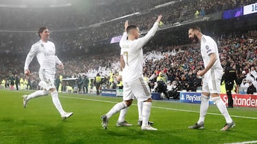 Sergio Ramos y Hazard se acercan eufóricos a Benzema para celebrar el primer gol del francés, que suponía el 1-0 en el marcador.