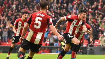 Ander Capa celebra el gol perseguido por sus compañeros durante el Athletic-Levante.