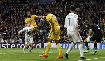 En un partido colosal de la Juventus (fue capaz de igualar el 0-3 con el que el Madrid se plantaba en el encuentro de vuelta en el Bernabéu), Mehdi Benatia, defensa juventino, en un intento de despejar el balón ante Lucas Vázquez, acabó derribando al futbolista madridista dentro del área. El colegiado inglés Michael Oliver señaló penalti, provocando que jugadores experimentados como Buffon estallasen en cólera: el meta fue expulsado...