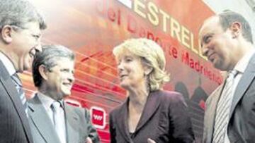 <b>CONVERSACIÓN INFORMAL. </b>La presidenta Aguirre, en el centro de la charla, conversa animadamente con Cerezo, Martín y Benítez.