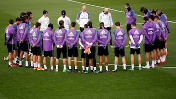 Zidane charla con los jugadores del Real Madrid.