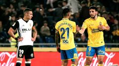 GRAF3801. LAS PALMAS DE GRAN CANARIA, 20/01/2018.- Los jugadores de la UD Las Palmas, el delantero argentino Jonathan Calleri (d) y el centrocampista Jonathan Viera, celebran ante el delantero del Valencia, Rodrigo Moreno (I) el segundo gol del equipo can