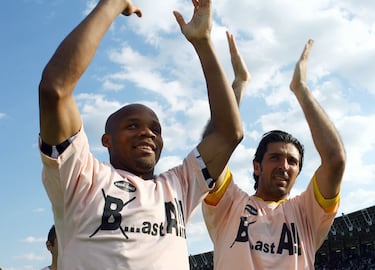 Mayo de 2006. Sin duda el mayor escándalo del fútbol italiano. La Juventus, la Lazio, el Milan y la Fiorentina se vieron implicados en casos de corrupción de partidos durante la temporada 2004/05. El equipo de Buffon fue el más afectado en cuanto a sanciones ya que sus títulos ligueros de los ejercicios 04/05 y 05/06 fueron retirados, además de sufrir un descenso administrativo a la Serie B. Cuando muchos jugadores abandonaron el barco, otros como Nedved, Del Piero o incluso, el propio Gianluigi Buffon se quedaron por amor al escudo. Un año después del escándalo, la Juve acaba campeona de la Seerie B y volvía a la Serie A.