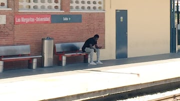 Djen&eacute;, esperando al tren en la estaci&oacute;n de Cercan&iacute;as de Las Margaritas.