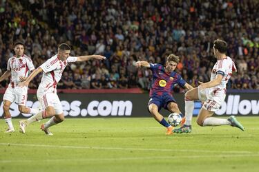 Se anticipa Pedri jugándose el tipo, Dro se gira, conduce y cede a Fermín, quien amaga dentro del área para finalizar de zurda